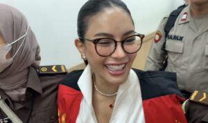 685a5cfcc1e32-nikita-mirzani-ditegur-hakim-saat-sidang-di-pn-jakarta-selatan-kenapa_1265_711 Artis Nikita Mirzani Sumber foto : VIVA.co.id/Aiz Budhi
