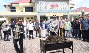 Kapolda Aceh dan jajaran bersama Bea Cukai memusnahkan barang bukti narkotika. Foto; dokumen Humas Polda Aceh