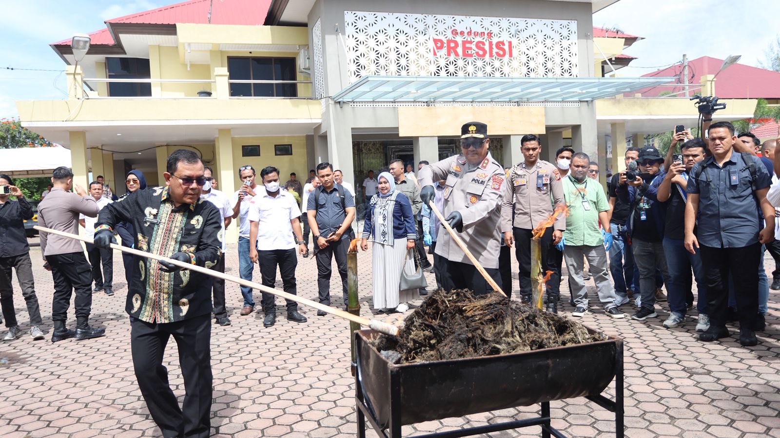Kapolda Aceh dan jajaran bersama Bea Cukai memusnahkan barang bukti narkotika. Foto; dokumen Humas Polda Aceh