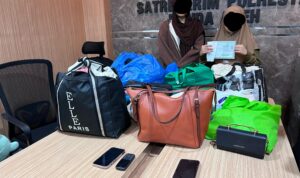 Gunakan struk transfer palsu beli emas, dua wanita ditangkap. Foto dokumentasi humas Polresta Banda Aceh.