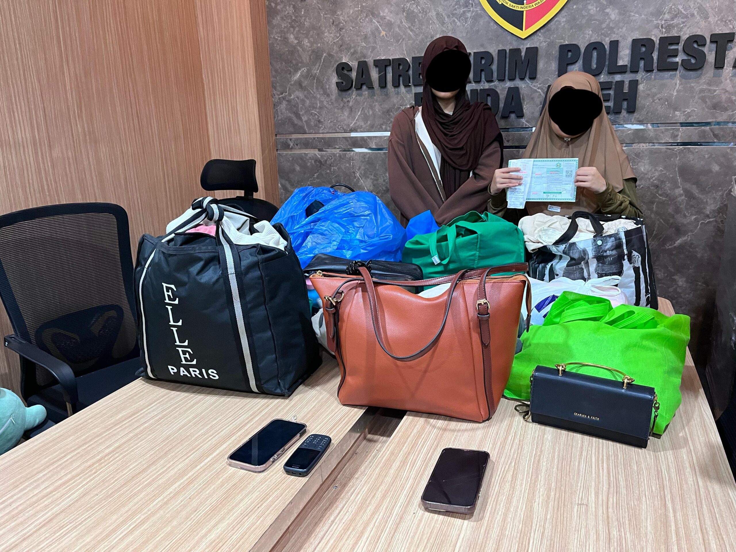 Gunakan struk transfer palsu beli emas, dua wanita ditangkap. Foto dokumentasi humas Polresta Banda Aceh.