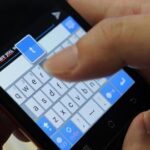 Ilustrasi. Penipuan modus SMS blasting atau pesan singkat massal. (AFP PHOTO / ROSLAN RAHMAN)