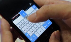 Ilustrasi. Penipuan modus SMS blasting atau pesan singkat massal. (AFP PHOTO / ROSLAN RAHMAN)