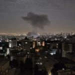 Foto : selebaran yang dirilis oleh saluran Telegram resmi Korps Garda Revolusi (IRGC) Iran, menunjukkan asap mengepul dari sebuah lokasi yang dilaporkan menjadi sasaran serangan Israel di ibu kota Iran. (AFP/-)