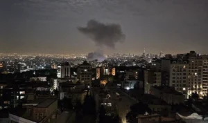 Foto : selebaran yang dirilis oleh saluran Telegram resmi Korps Garda Revolusi (IRGC) Iran, menunjukkan asap mengepul dari sebuah lokasi yang dilaporkan menjadi sasaran serangan Israel di ibu kota Iran. (AFP/-)