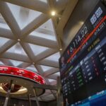 Foto: Layar menampilkan pergerakan Indeks Harga Saham Gabungan (IHSG) di Gedung Bursa Efek Indonesia (BEI), Jakarta, Senin (24/3/2025). (CNBC Indonesia/Faisal Rahman)