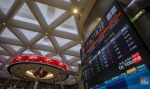 layar-menampilkan-pergerakan-indeks-harga-saham-gabungan-ihsg-di-gedung-bursa-efek-indonesia-bei-jakarta-senin-2432025-cnbc-in-1742799455087_169 Foto: Layar menampilkan pergerakan Indeks Harga Saham Gabungan (IHSG) di Gedung Bursa Efek Indonesia (BEI), Jakarta, Senin (24/3/2025). (CNBC Indonesia/Faisal Rahman)