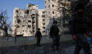 Serangan rudal Iran menghantam kota Beersheba di Israel selatan (Foto: REUTERS/Amir Cohen)