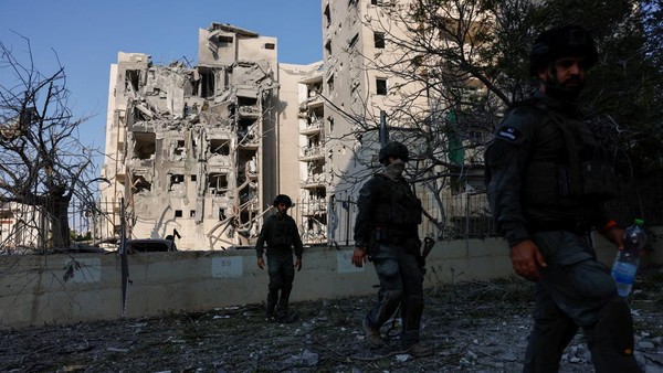 Serangan rudal Iran menghantam kota Beersheba di Israel selatan (Foto: REUTERS/Amir Cohen)