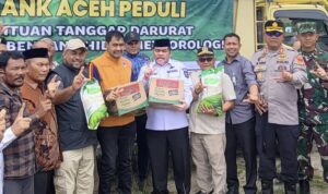 Gubernur Aceh dan Dirut Bank Aceh kunjungi sekaligus menyerahkan bantuan di Subulussalam. Dok BAS