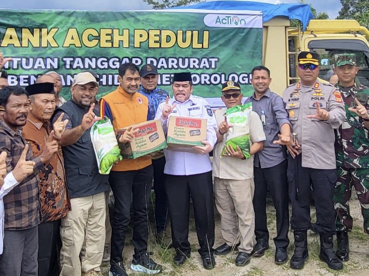 Gubernur Aceh dan Dirut Bank Aceh kunjungi sekaligus menyerahkan bantuan di Subulussalam. Dok BAS